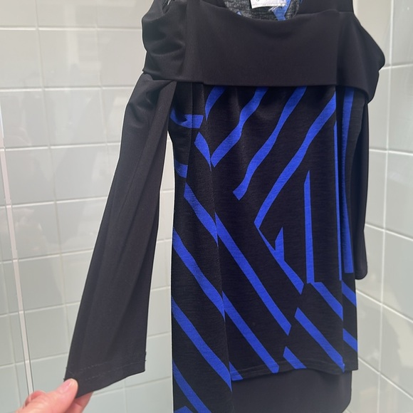 Joseph Ribkoff tunic with cut out shoulders. - Picture 3 of 4